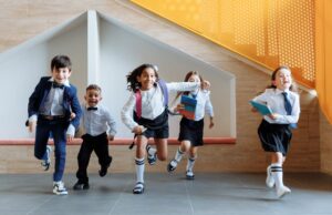 Crianças estão correndo na escola para chegar na sala de aula