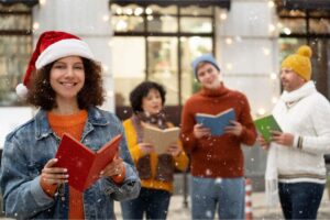 Um grupo de professores com cadernos na mão de cantatas de natal