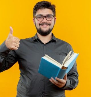 Um professor está com o livro na mão e faz sinal de positivo