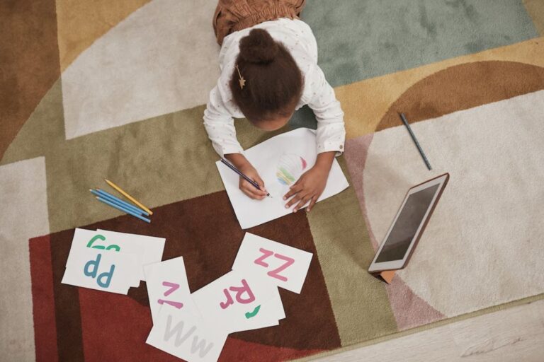 Atividade Letra P para Educação Infantil: Modelos Didáticos Uma aluna vista de cima enquanto faz um desenho em um papel A4