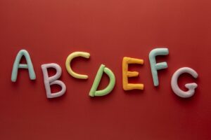 Atividade Letra E para Educação Infantil: Modelos Didáticos arte de massinha com letras planas lay e1703607644207
