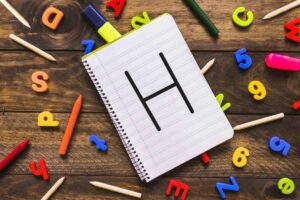 Atividade Letra H para Educação Infantil: Modelos Didáticos caderno em escrever suprimentos e personagens e1703657491576