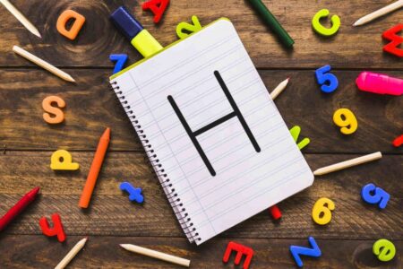 caderno em escrever suprimentos e personagens e1703657491576