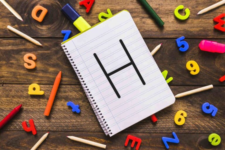 caderno em escrever suprimentos e personagens e1703657491576