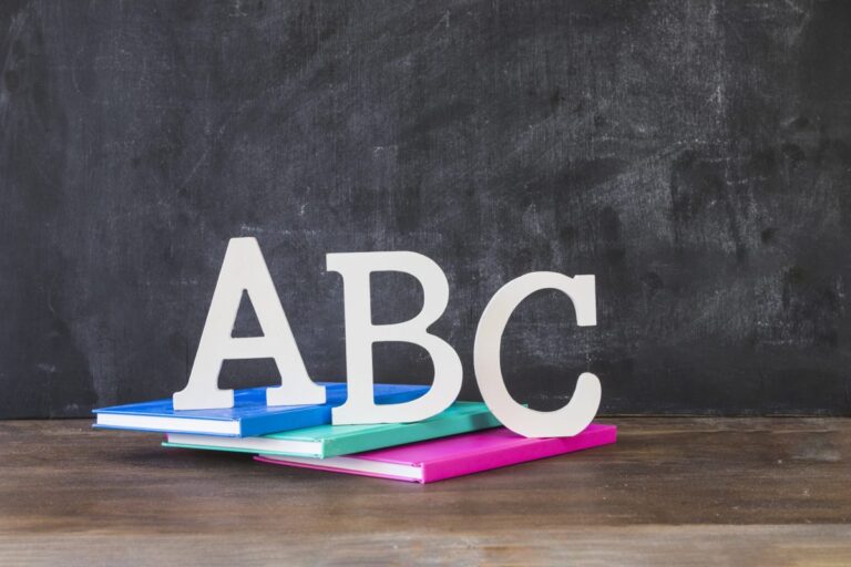 Atividade Letra B para Educação Infantil: Modelos Didáticos desktop com letras abc em livros perto de lousa scaled e1702921761613
