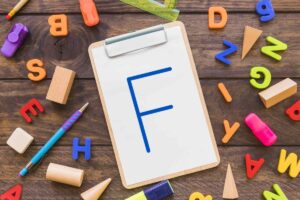 letras e formas geometricas em torno da area de transferencia e1703620825357