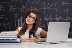 retrato de uma jovem aluna em sala de aula e1704146595277
