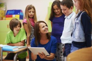 Professora realiza dinamica com alunos Imagem Freepik e1707442740944
