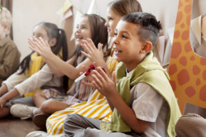 Cordel infantil: como trabalhar a literatura de cordel com crianças crianças sentadas em roda batendo palma