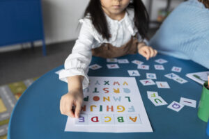 Letra de forma: Veja atividades criativas para aplicar na alfabetização criança fazendo colagem com alfabeto colorido