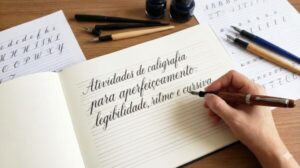 Criança concentrada escrevendo palavras em um caderno com lápis, realizando atividades de caligrafia para aperfeiçoamento da escrita cursiva em ambiente de estudo.